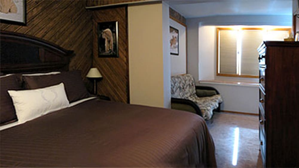 Castle on the Mountain - Bed & Breakfast and Cottage Accomodations Vernon BC - The Bailey Room ORG